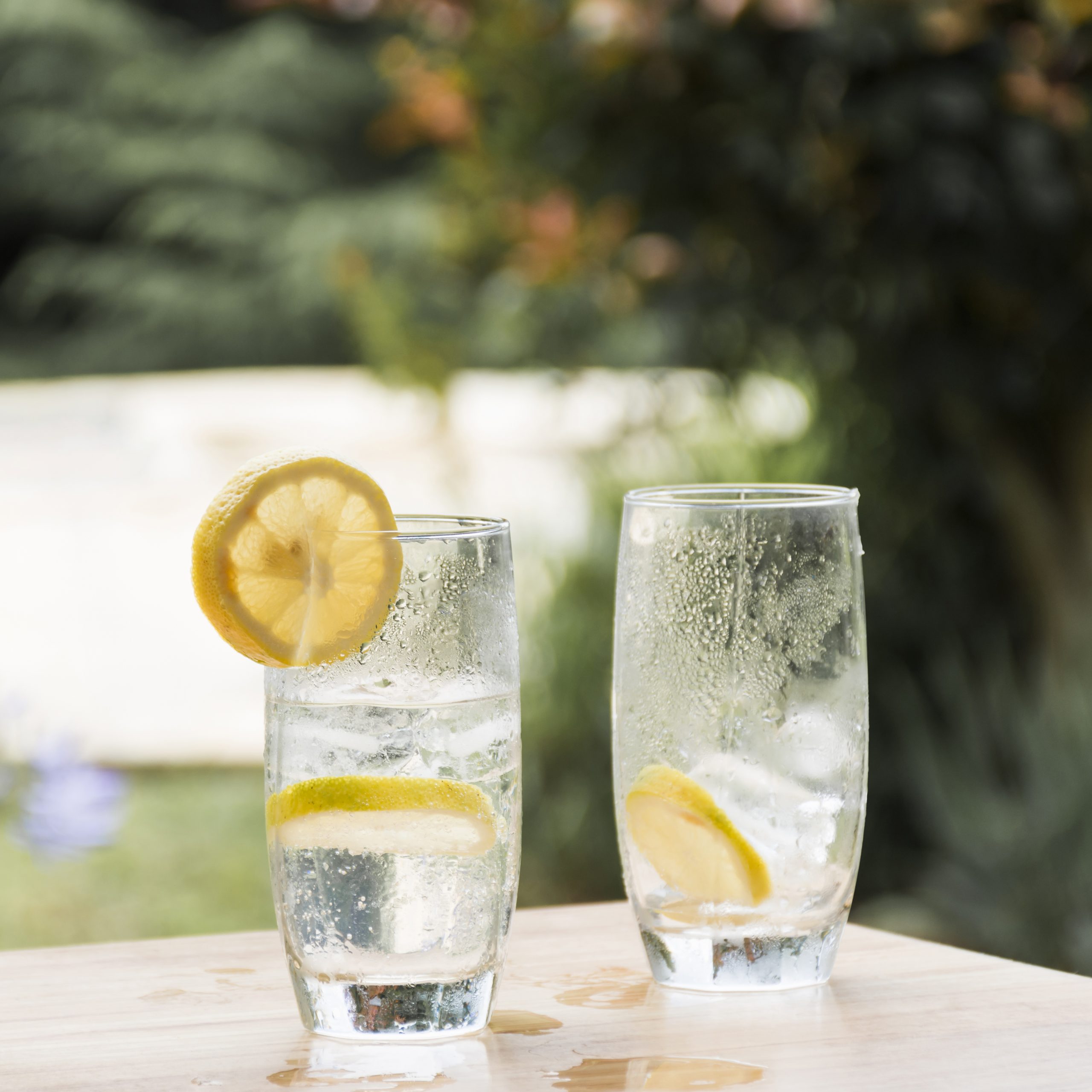 slices-fruits-glasses-with-cold-drink-ice